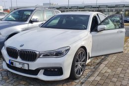 Otevření bílého BMW